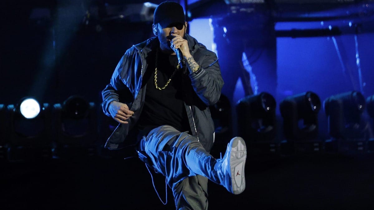 Eminem se torna o primeiro rapper a manter um álbum na Billboard 200 por 700 Semanas