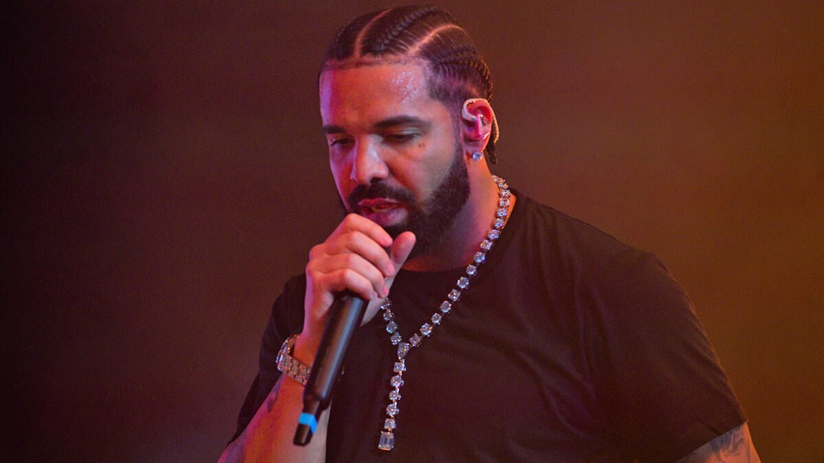 Drake fala sobre traições e amizades falsas durante show em Toronto