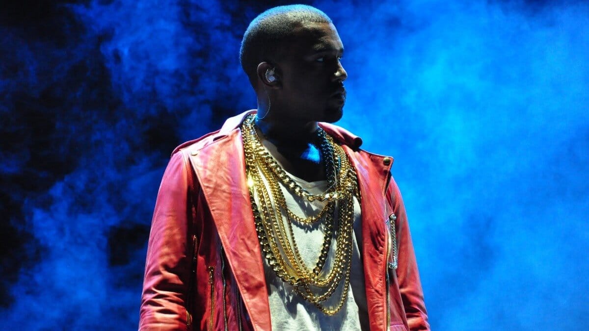 Kanye West rebate acusações de abuso sexual feitas por ex-assistente
