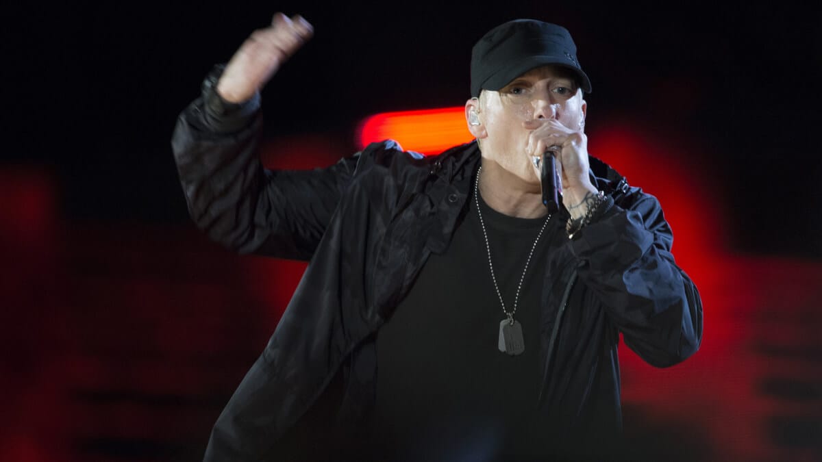 Eminem faz aparição surpresa no lançamento do documentário 'Stans' e demonstra gratidão aos fãs