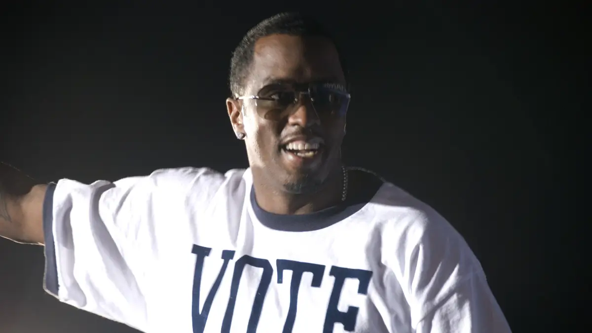 Amigo de Diddy diz que ele acordou com uma faca no pescoço na prisão Amigo de Diddy diz que ele acordou com uma faca no pescoço na prisão
