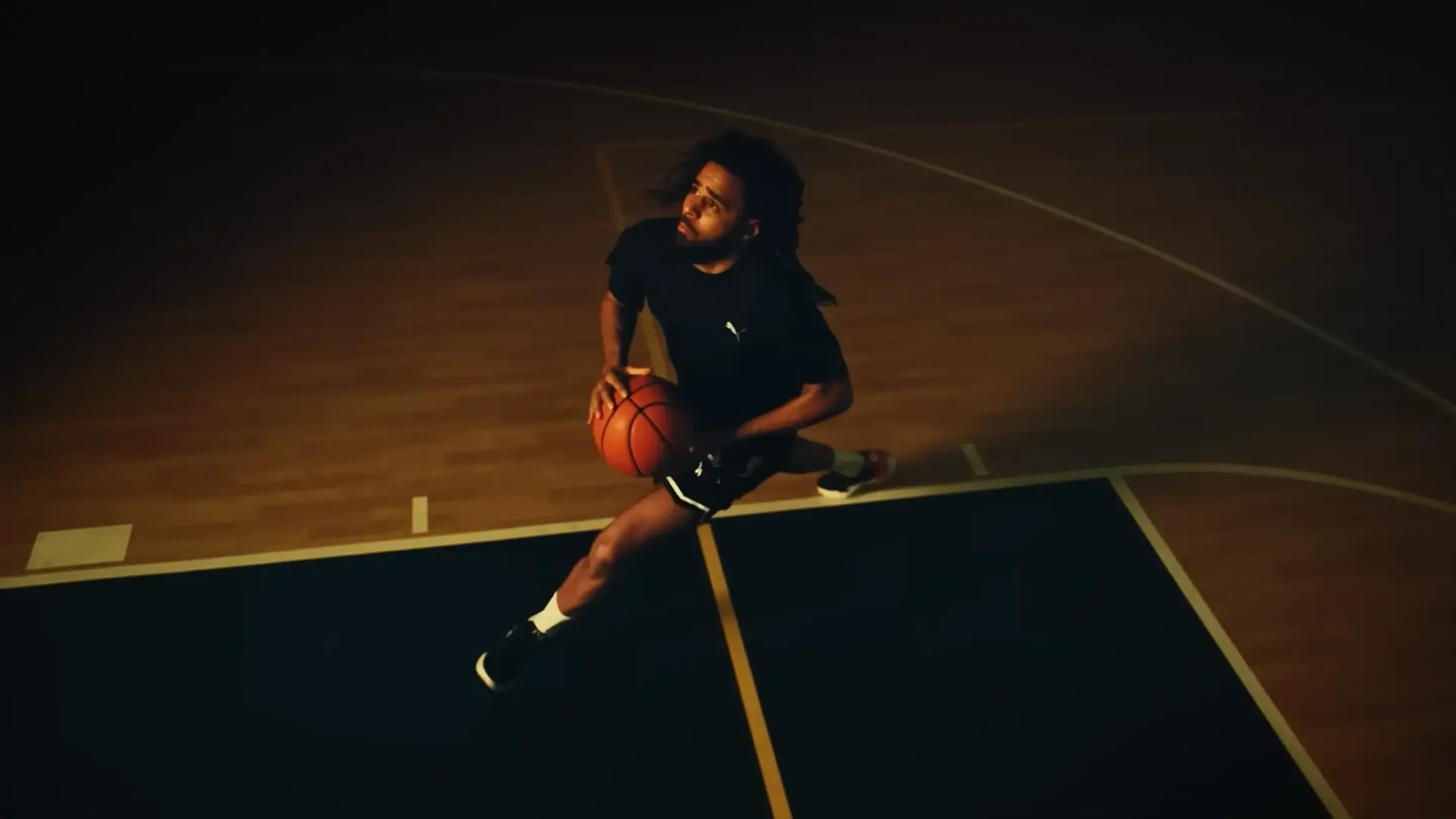 J. Cole assina com time da China e vai jogar na liga de basquete chinesa J. Cole assina com time da China e vai jogar na liga de basquete chinesa