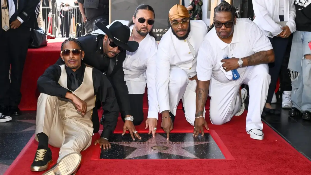 Bone Thugs-N-Harmony recebe estrela na Calçada da Fama de Hollywood Bone Thugs-N-Harmony recebe estrela na Calçada da Fama de Hollywood